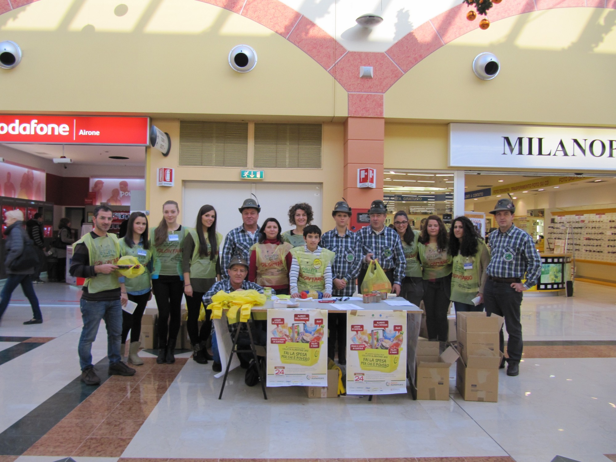 Gli Alpini bellinzaghesi impegnati nella Colletta del Banco Alimentare Gli Alpini bellinzaghesi impegnati nella Colletta del Banco Alimentare