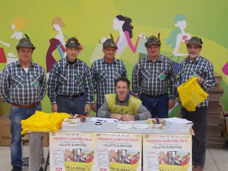 Gli Alpini bellinzaghesi impegnati nella Colletta del Banco Alimentare Gli Alpini bellinzaghesi impegnati nella Colletta del Banco Alimentare