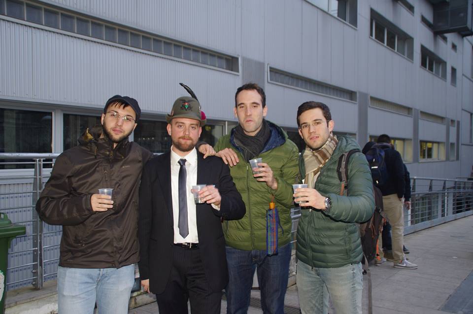 Massimo Frattini il giorno della Laurea con l'immancabile Cappello Alpino Massimo Frattini il giorno della Laurea con l'immancabile Cappello Alpino