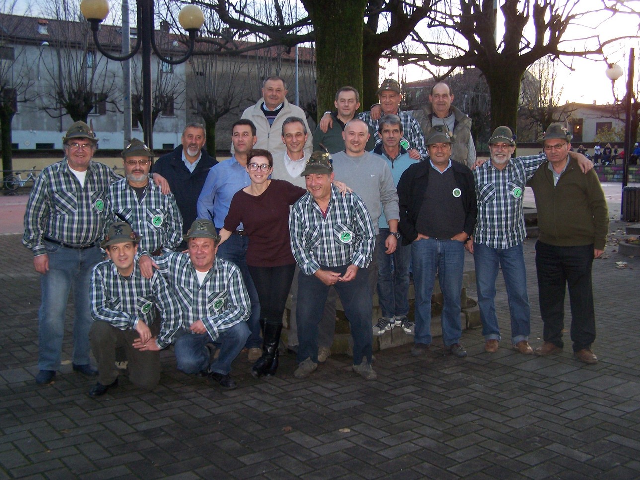 Gli Alpini bellinzaghesi che hanno organizzato il pranzo della solidarietà Gli Alpini bellinzaghesi che hanno organizzato il pranzo della solidarietà