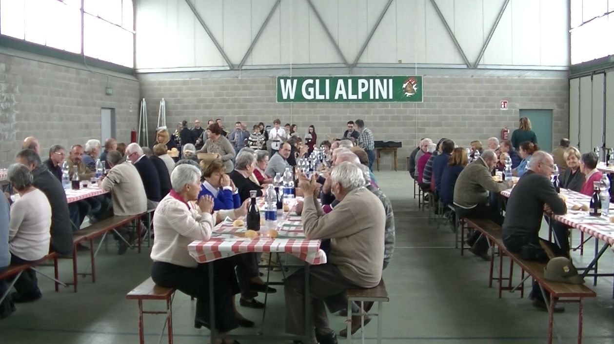 Le tavolate nel capannone dell'Oratorio Vandoni Le tavolate nel capannone dell'Oratorio Vandoni