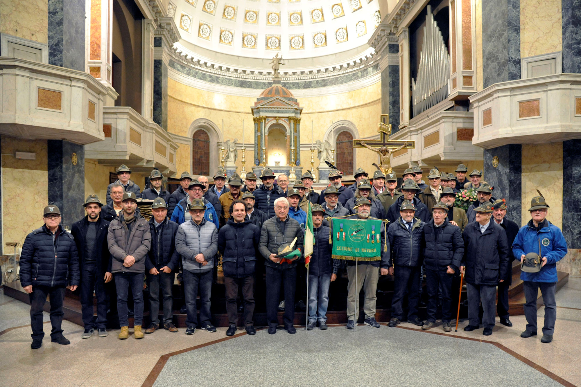 Foto di gruppo in chiesa Foto di gruppo in chiesa