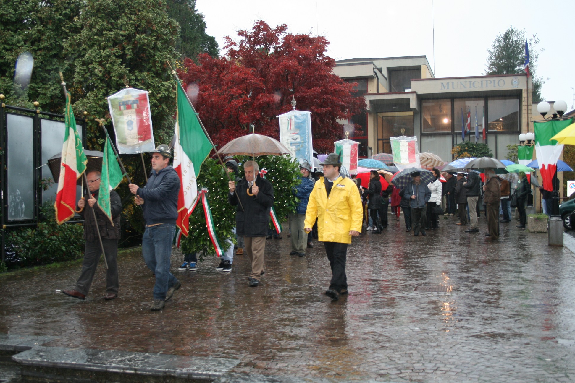 L'inizio della parata del 1° novembre dove il nostro Gagliardetto sfila con gli altri intervenuti L'inizio della parata del 1° novembre dove il nostro Gagliardetto sfila con gli altri intervenuti