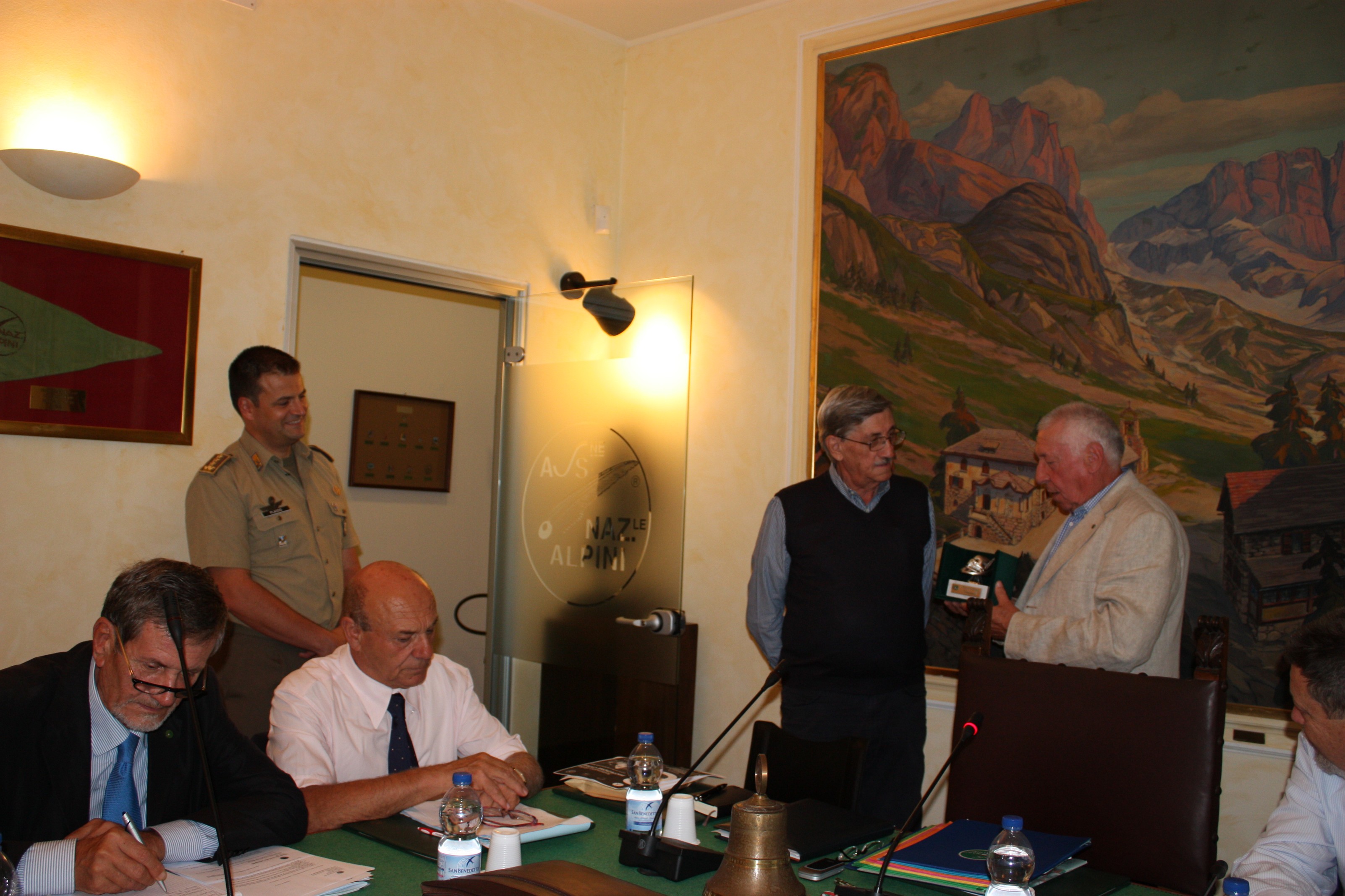 Il Presidente Nazionale Corrado Perona consegna al nostro Giorgio Balossini la miniatura del Cappello Alpino