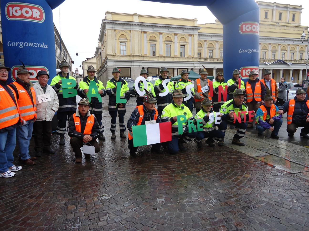 Sei sempre nei nostri cuori! (Foto di Monica Curino - Corriere di Novara) Sei sempre nei nostri cuori! (Foto di Monica Curino - Corriere di Novara)