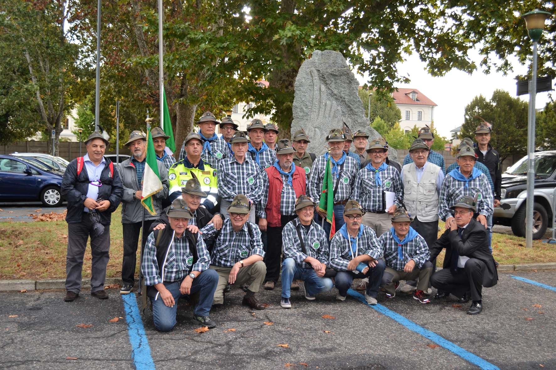 Foto di gruppo presso il Monumento degli Alpini Foto di gruppo presso il Monumento degli Alpini