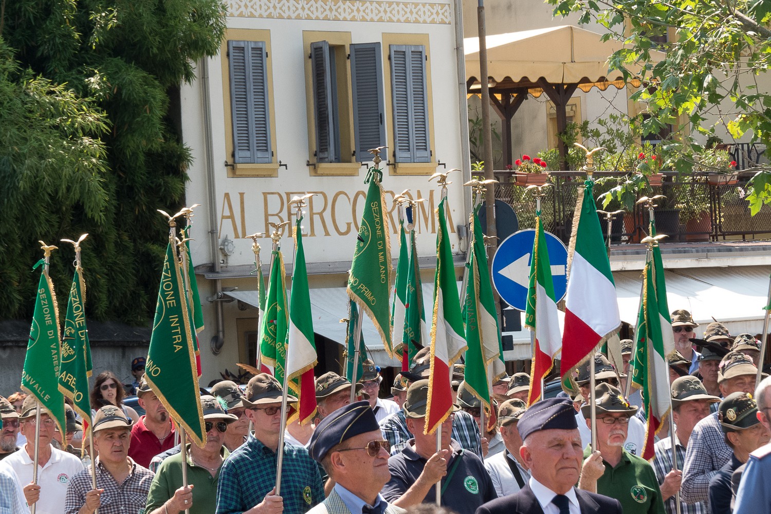 I numerosissimi gagliardetti presenti I numerosissimi gagliardetti presenti