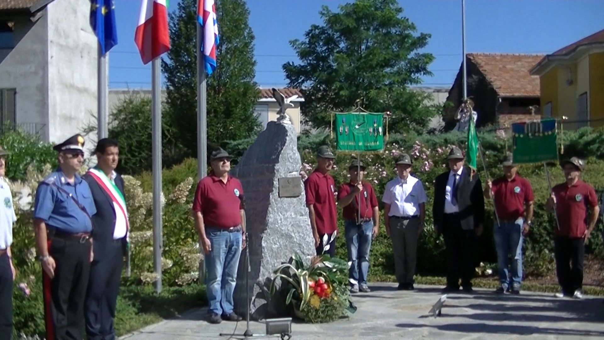 Onori presso il Monumento degli Alpini Onori presso il Monumento degli Alpini