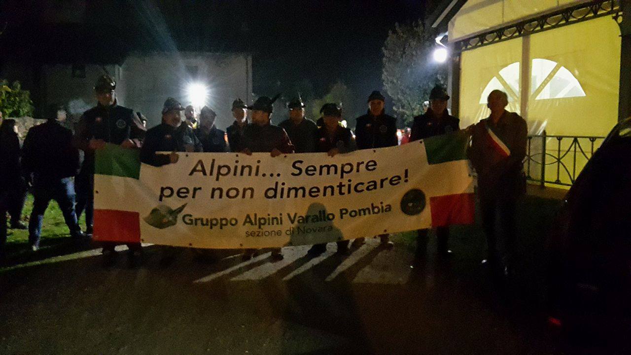 Il Gruppo Alpini durante la fiaccolata Il Gruppo Alpini durante la fiaccolata