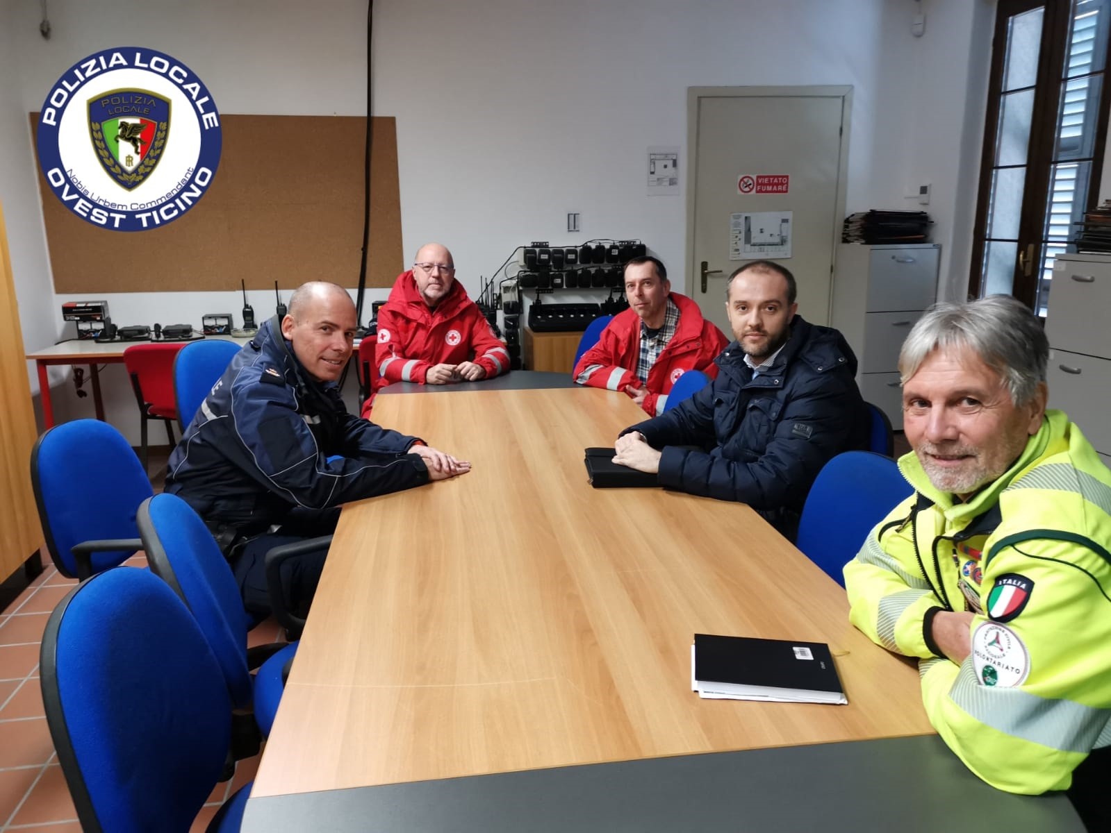 Tavolo di riunione per l'emergenza Tavolo di riunione per l'emergenza