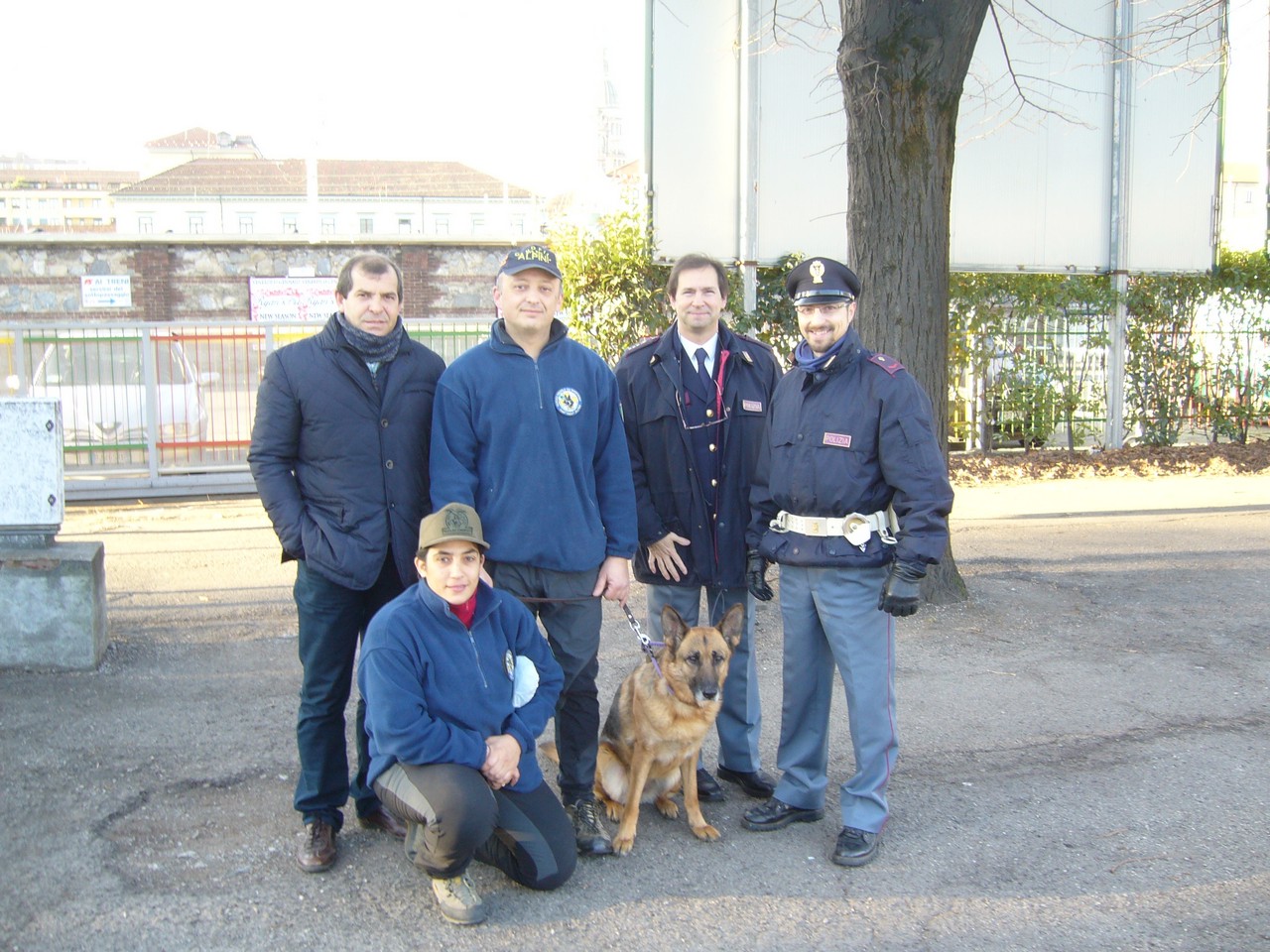 Gli agenti Polfer col Comandante e le unità LAIKA. Gli agenti Polfer col Comandante e le unità LAIKA.