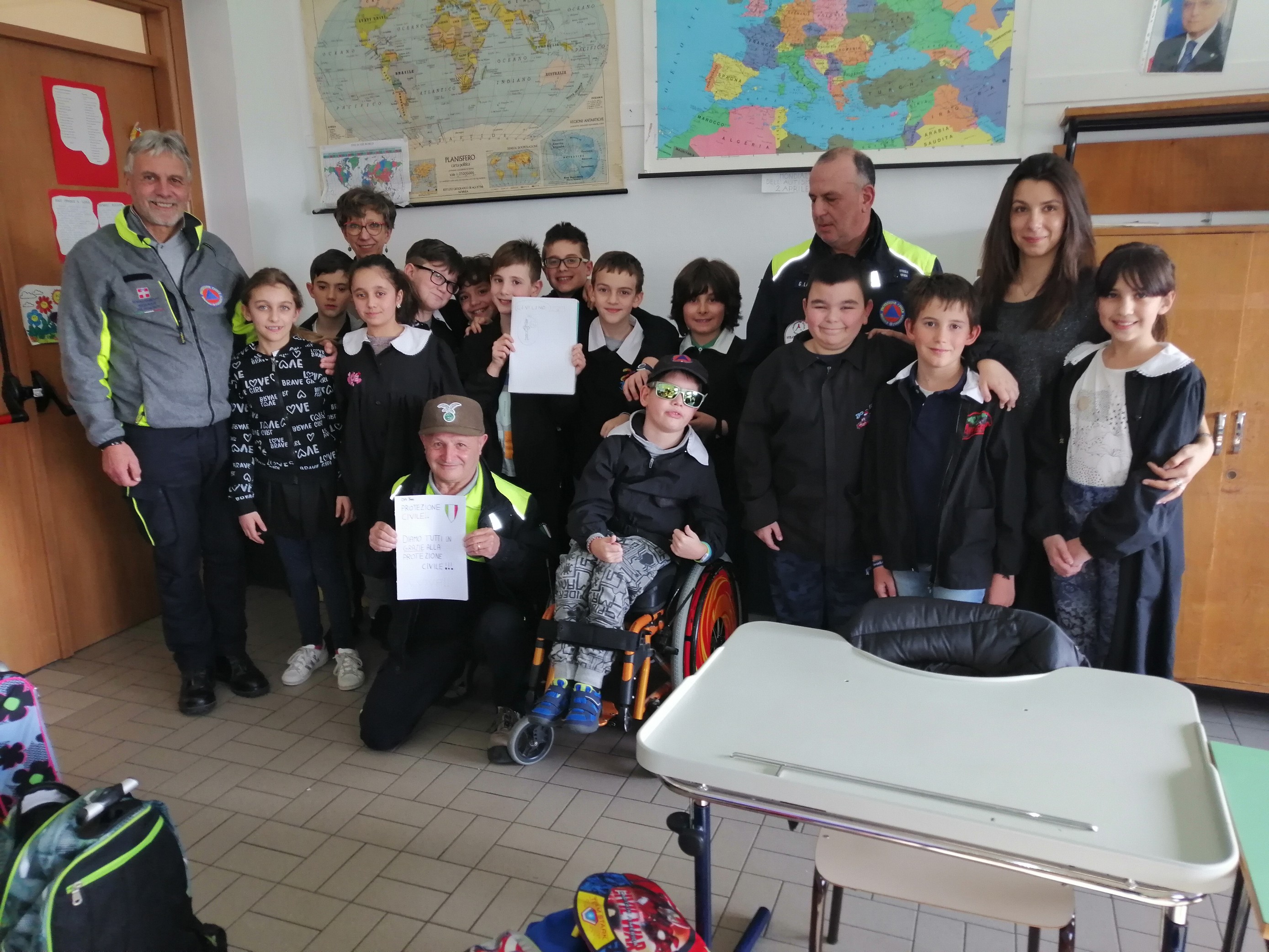 Foto di gruppo con i ragazzi della scuola di Garbagna Foto di gruppo con i ragazzi della scuola di Garbagna