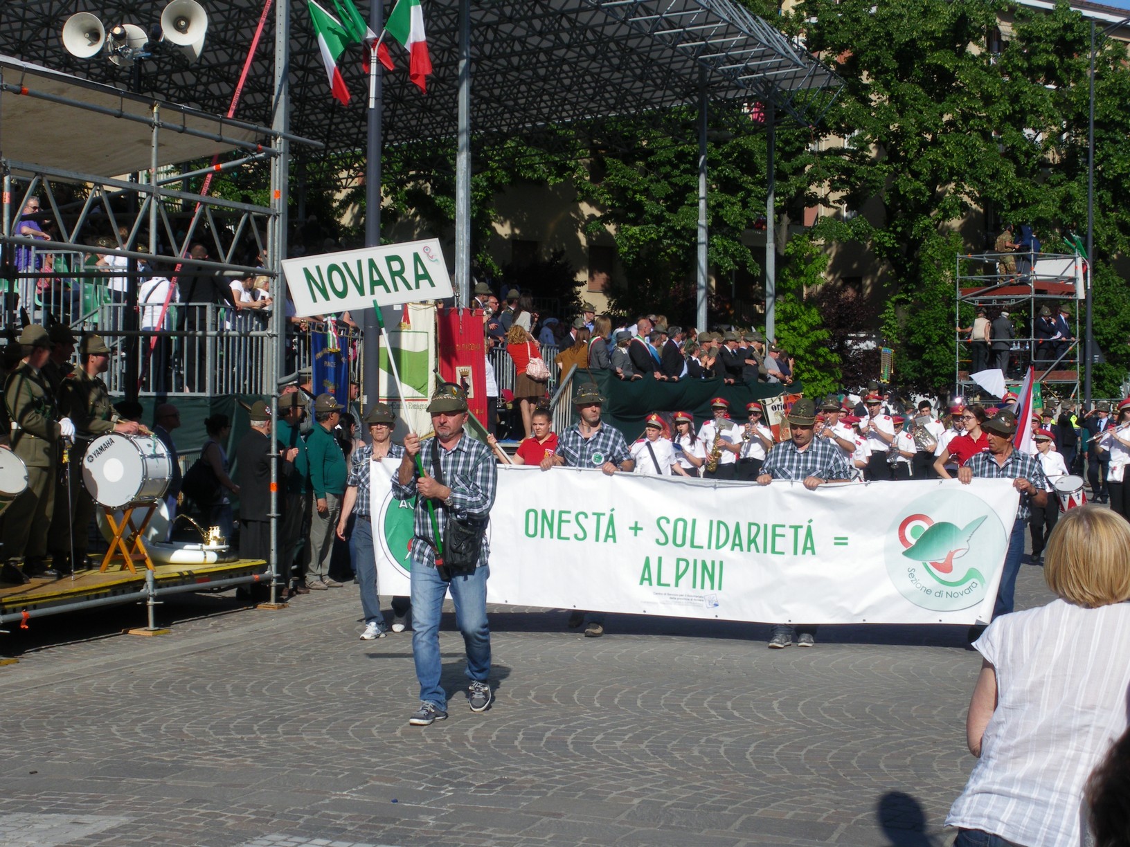 La Sezione di Novara sfila davanti alla tribuna d'onore La Sezione di Novara sfila davanti alla tribuna d'onore