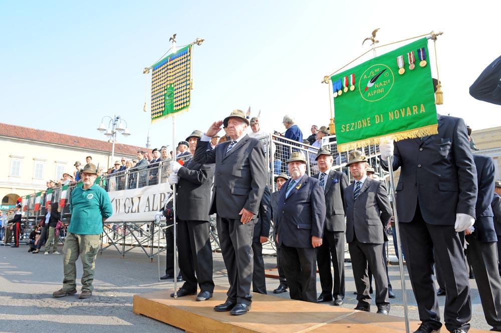 Il Labaro Nazionale e il Vessillo della Sezione di Novara in Piazza Martiti (Foto Tosi - Corriere di Novara) Il Labaro Nazionale e il Vessillo della Sezione di Novara in Piazza Martiti (Foto Tosi - Corriere di Novara)