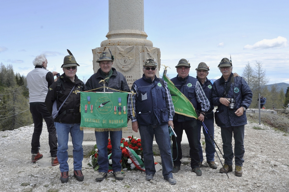 Gli alpini novaresi presenti alla cerimonia a Cima Lozze Gli alpini novaresi presenti alla cerimonia a Cima Lozze