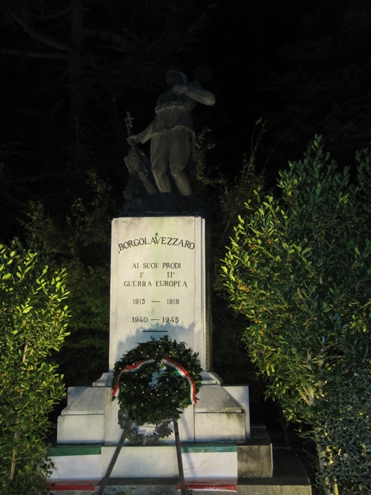 Corona presso il Monumento ai Caduti di Borgolavezzaro Corona presso il Monumento ai Caduti di Borgolavezzaro