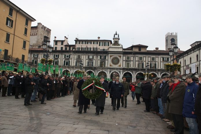 Un momento della cerimonia a Brescia Un momento della cerimonia a Brescia