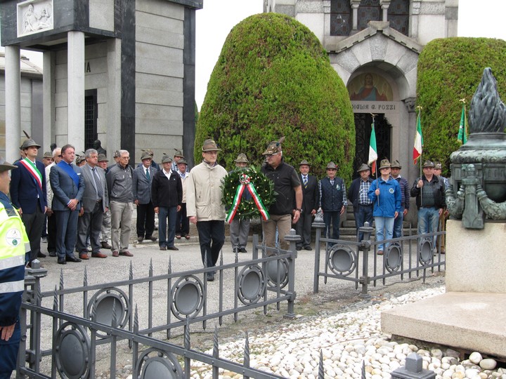 Gli Alpini al Cimitero di Novara con le corone. Gli Alpini al Cimitero di Novara con le corone.