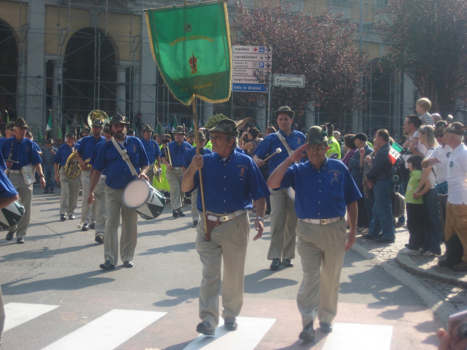 La Fanfara Alpina di Mondovì sfila al Raduno di Novara La Fanfara Alpina di Mondovì sfila al Raduno di Novara