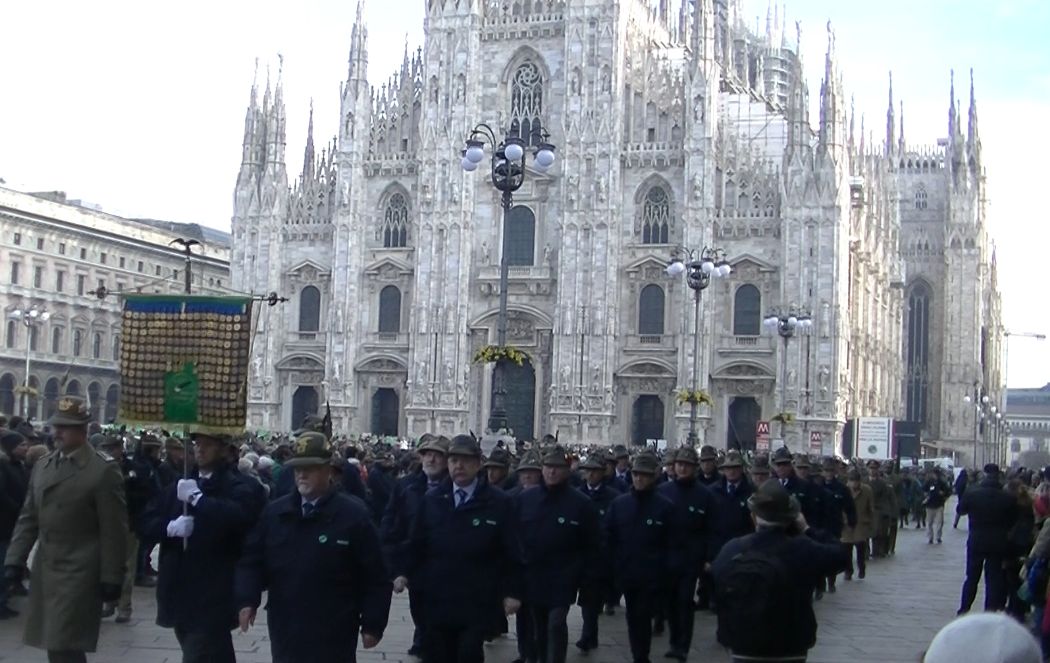 Un momento della sfilata verso il Monumento ai Caduti Un momento della sfilata verso il Monumento ai Caduti