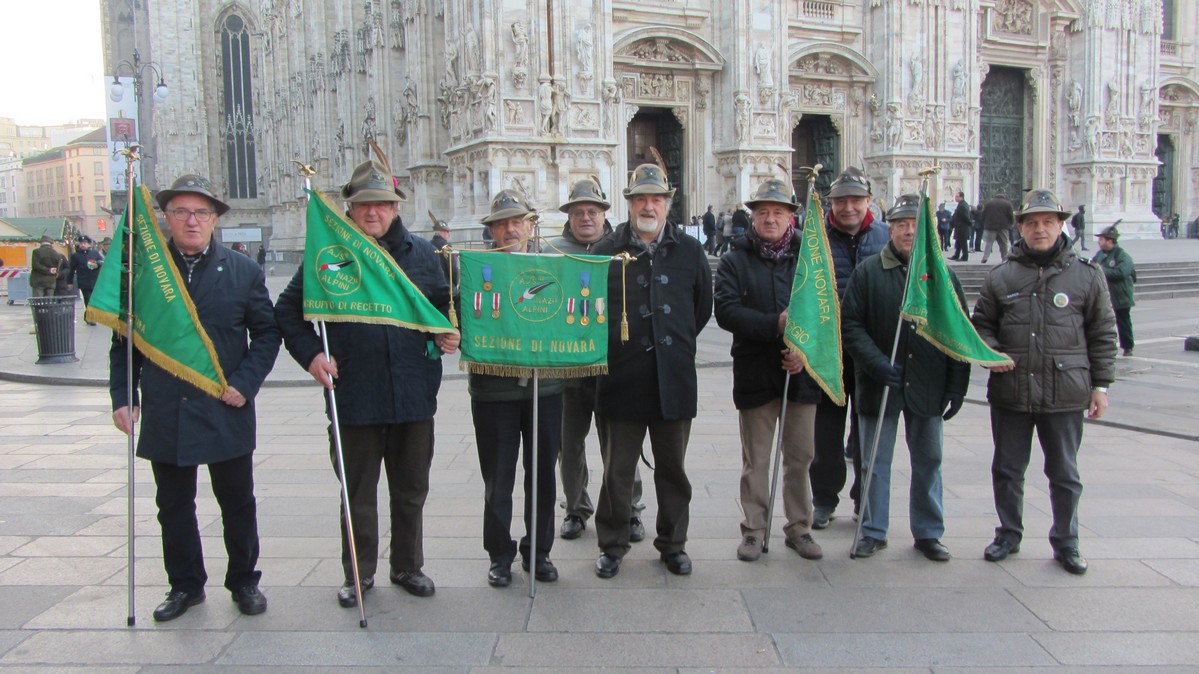 Foto di Gruppo con Vessillo e gagliardetti della Sezione Foto di Gruppo con Vessillo e gagliardetti della Sezione