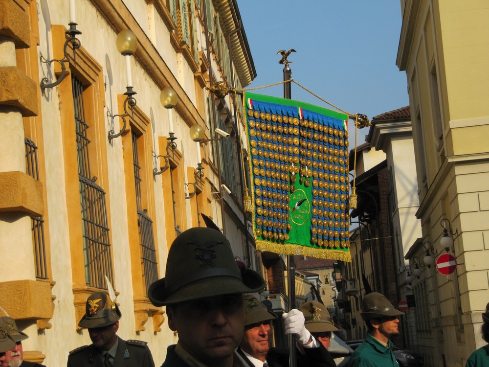 Il Labaro Nazionale esce da palazzo Natto all'inizio del Corteo Il Labaro Nazionale esce da palazzo Natto all'inizio del Corteo