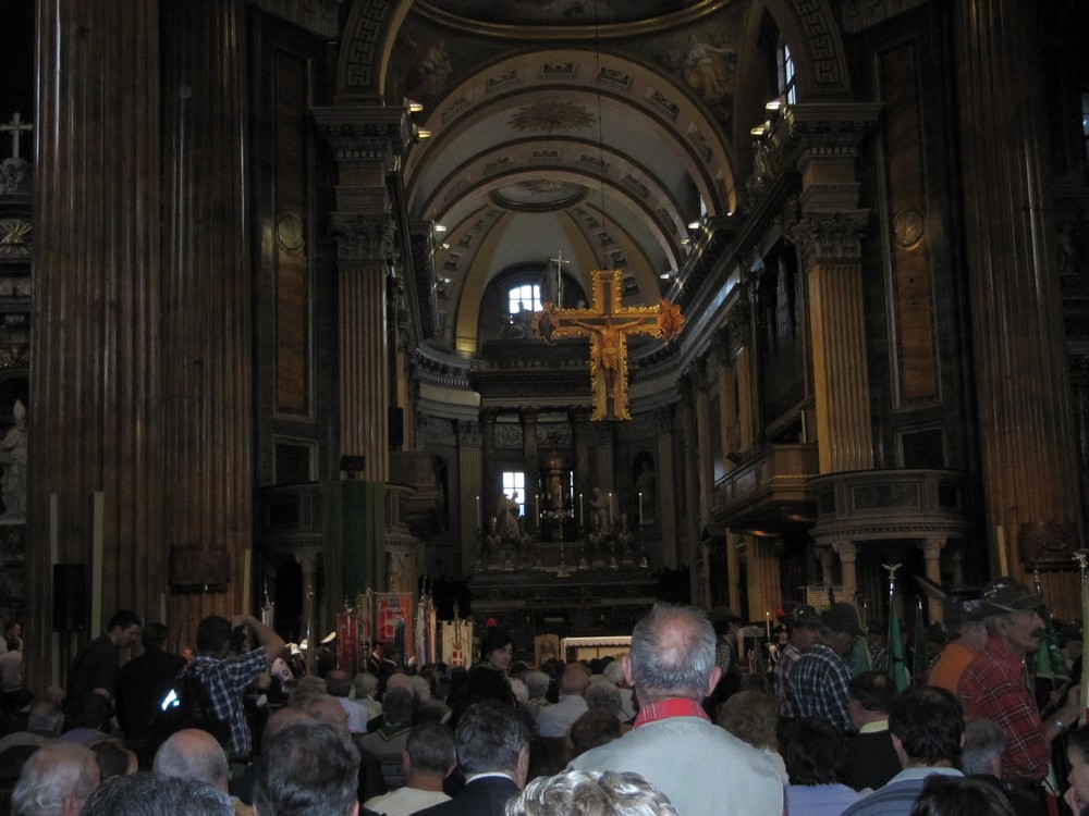 Gli Alpini nel Duomo di Novara per la S. Messa Gli Alpini nel Duomo di Novara per la S. Messa